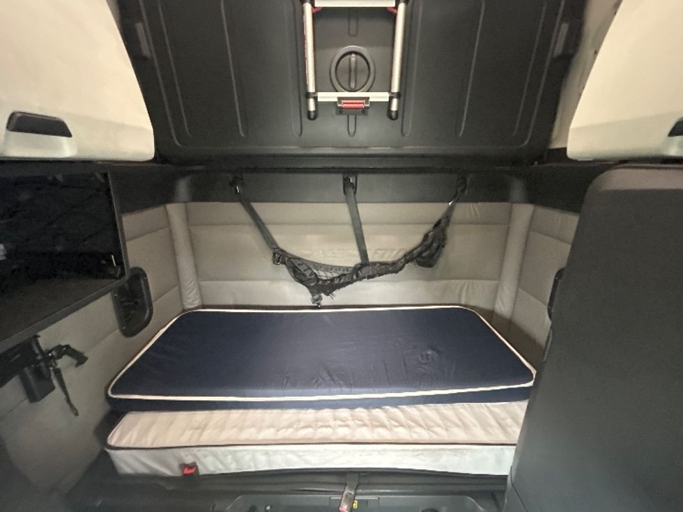 Sleeper Tractor-Heavy Duty Tractors-Freightliner-2021-T12664ST-Greensboro-NC-563,182\n\t\tmiles-$ 59,250 - Image 16