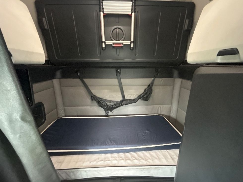 Sleeper Tractor-Heavy Duty Tractors-Freightliner-2021-T12664ST-Greensboro-NC-563,182\n\t\tmiles-$ 59,250 - Image 17