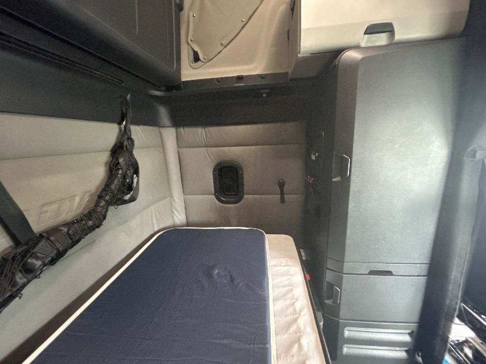 Sleeper Tractor-Heavy Duty Tractors-Freightliner-2021-T12664ST-Greensboro-NC-563,182\n\t\tmiles-$ 59,250 - Image 18