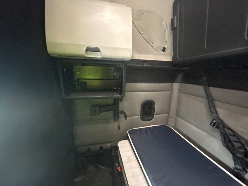 Sleeper Tractor-Heavy Duty Tractors-Freightliner-2021-T12664ST-Greensboro-NC-563,182\n\t\tmiles-$ 59,250 - Image 19