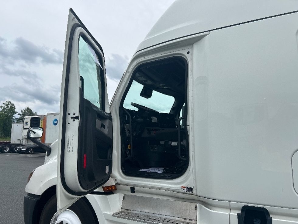Sleeper Tractor-Heavy Duty Tractors-Freightliner-2021-T12664ST-Greensboro-NC-563,182\n\t\tmiles-$ 59,250 - Image 9