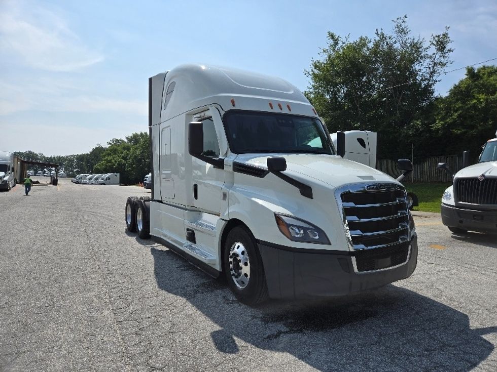 Sleeper Tractor-Heavy Duty Tractors-Freightliner-2021-T12664ST-Greensboro-NC-566,423\n\t\tmiles-$ 66,250 - Image 1