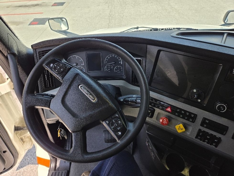 Sleeper Tractor-Heavy Duty Tractors-Freightliner-2021-T12664ST-Greensboro-NC-566,423\n\t\tmiles-$ 66,250 - Image 11