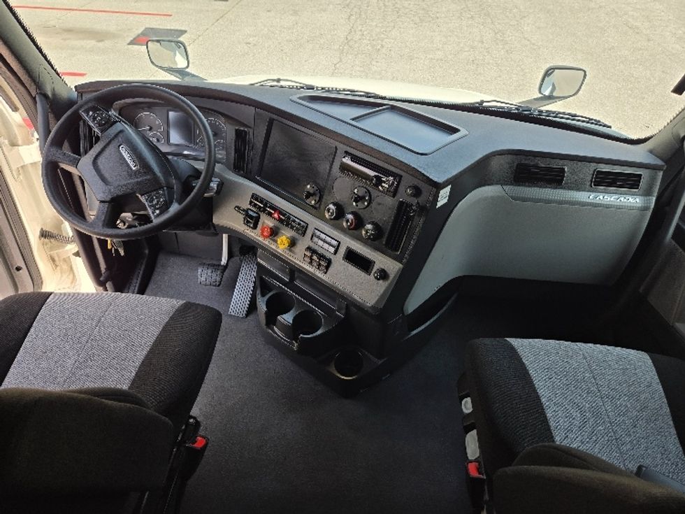 Sleeper Tractor-Heavy Duty Tractors-Freightliner-2021-T12664ST-Greensboro-NC-566,423\n\t\tmiles-$ 66,250 - Image 12