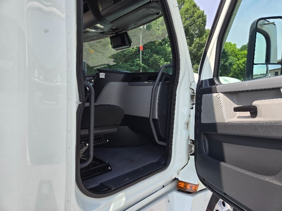 Sleeper Tractor-Heavy Duty Tractors-Freightliner-2021-T12664ST-Greensboro-NC-566,423\n\t\tmiles-$ 66,250 - Image 13