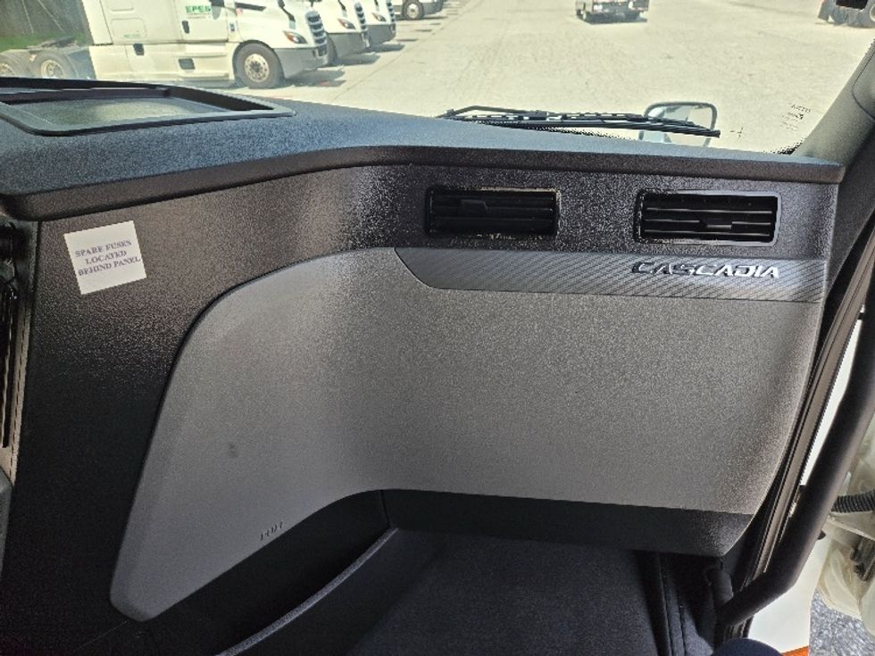 Sleeper Tractor-Heavy Duty Tractors-Freightliner-2021-T12664ST-Greensboro-NC-566,423\n\t\tmiles-$ 66,250 - Image 14