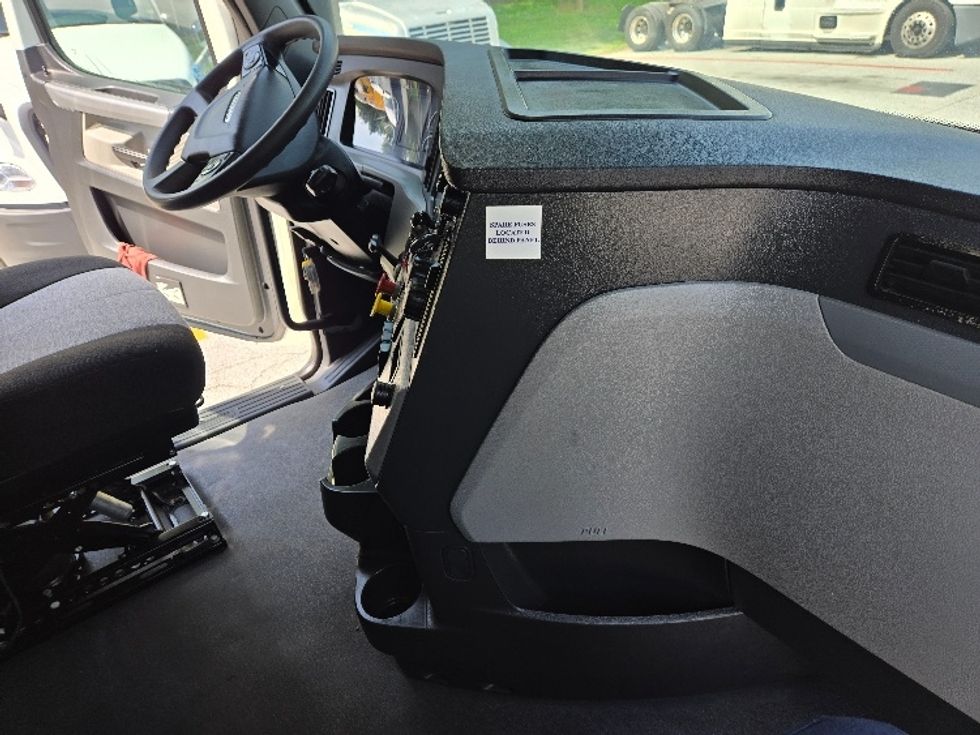 Sleeper Tractor-Heavy Duty Tractors-Freightliner-2021-T12664ST-Greensboro-NC-566,423\n\t\tmiles-$ 66,250 - Image 15