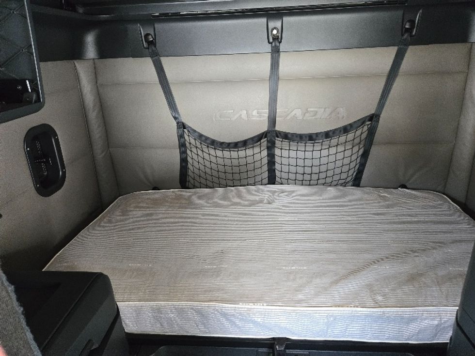 Sleeper Tractor-Heavy Duty Tractors-Freightliner-2021-T12664ST-Greensboro-NC-566,423\n\t\tmiles-$ 66,250 - Image 16