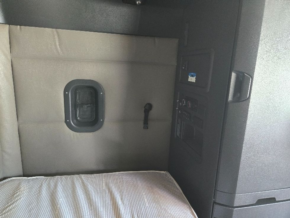 Sleeper Tractor-Heavy Duty Tractors-Freightliner-2021-T12664ST-Greensboro-NC-566,423\n\t\tmiles-$ 66,250 - Image 18