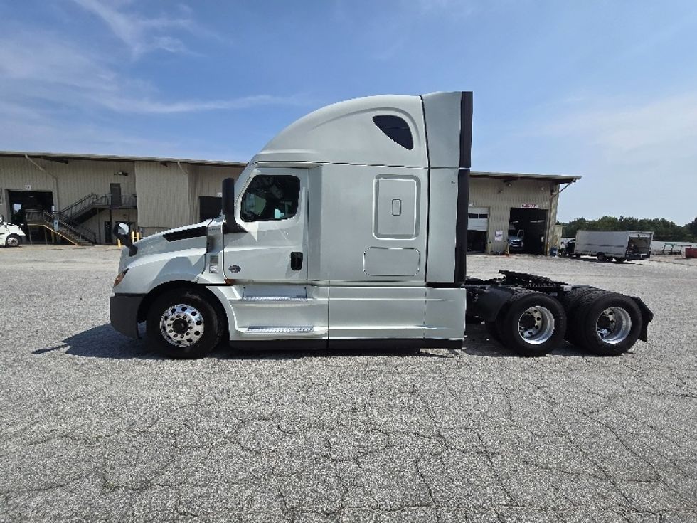 Sleeper Tractor-Heavy Duty Tractors-Freightliner-2021-T12664ST-Greensboro-NC-566,423\n\t\tmiles-$ 66,250 - Image 4