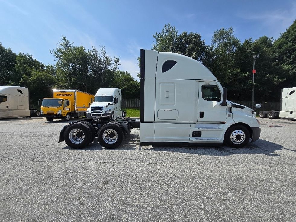 Sleeper Tractor-Heavy Duty Tractors-Freightliner-2021-T12664ST-Greensboro-NC-566,423\n\t\tmiles-$ 66,250 - Image 8