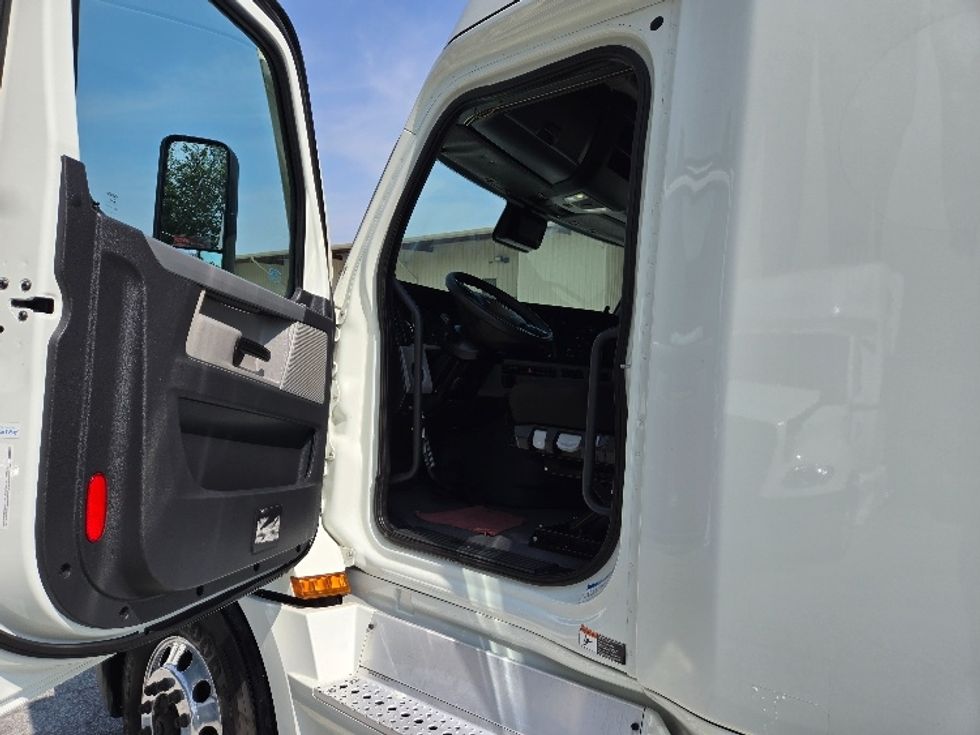 Sleeper Tractor-Heavy Duty Tractors-Freightliner-2021-T12664ST-Greensboro-NC-566,423\n\t\tmiles-$ 66,250 - Image 9