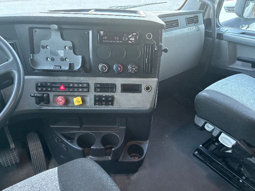 Sleeper Tractor-Heavy Duty Tractors-Freightliner-2021-T12664ST-Greensboro-NC-598,996\n\t\tmiles-$ 56,750 - Image 10