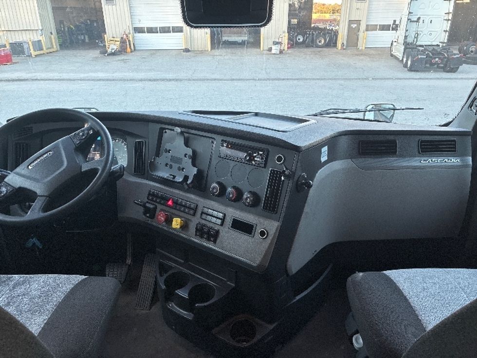 Sleeper Tractor-Heavy Duty Tractors-Freightliner-2021-T12664ST-Greensboro-NC-598,996\n\t\tmiles-$ 56,750 - Image 12