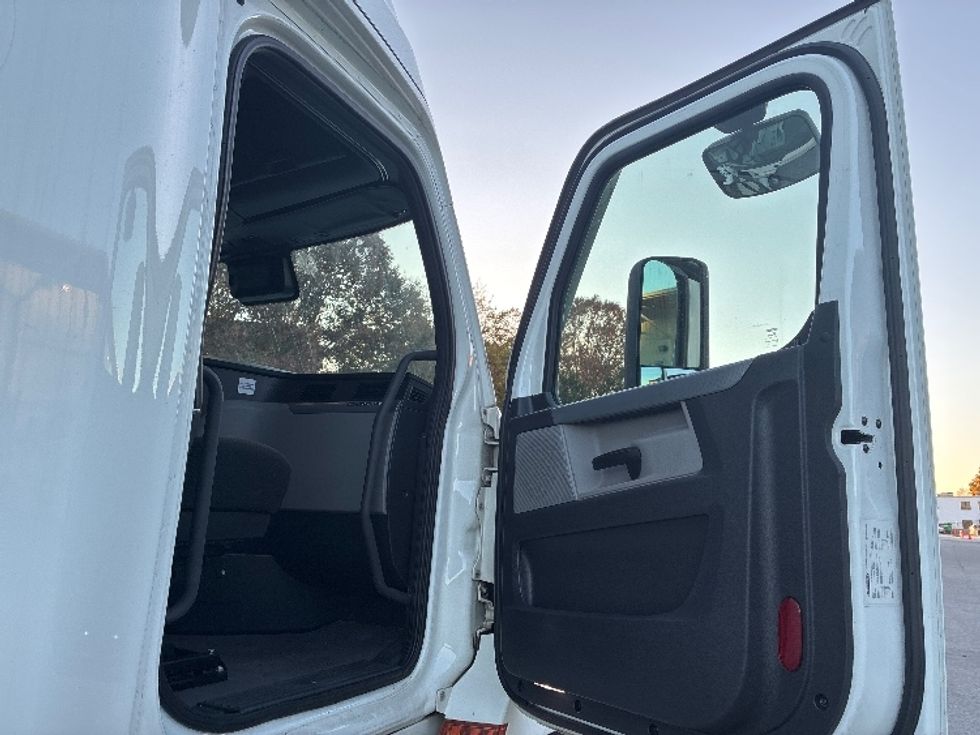 Sleeper Tractor-Heavy Duty Tractors-Freightliner-2021-T12664ST-Greensboro-NC-598,996\n\t\tmiles-$ 56,750 - Image 13