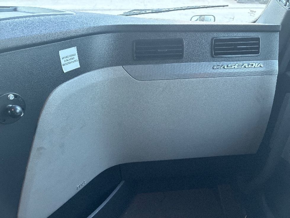 Sleeper Tractor-Heavy Duty Tractors-Freightliner-2021-T12664ST-Greensboro-NC-598,996\n\t\tmiles-$ 56,750 - Image 14