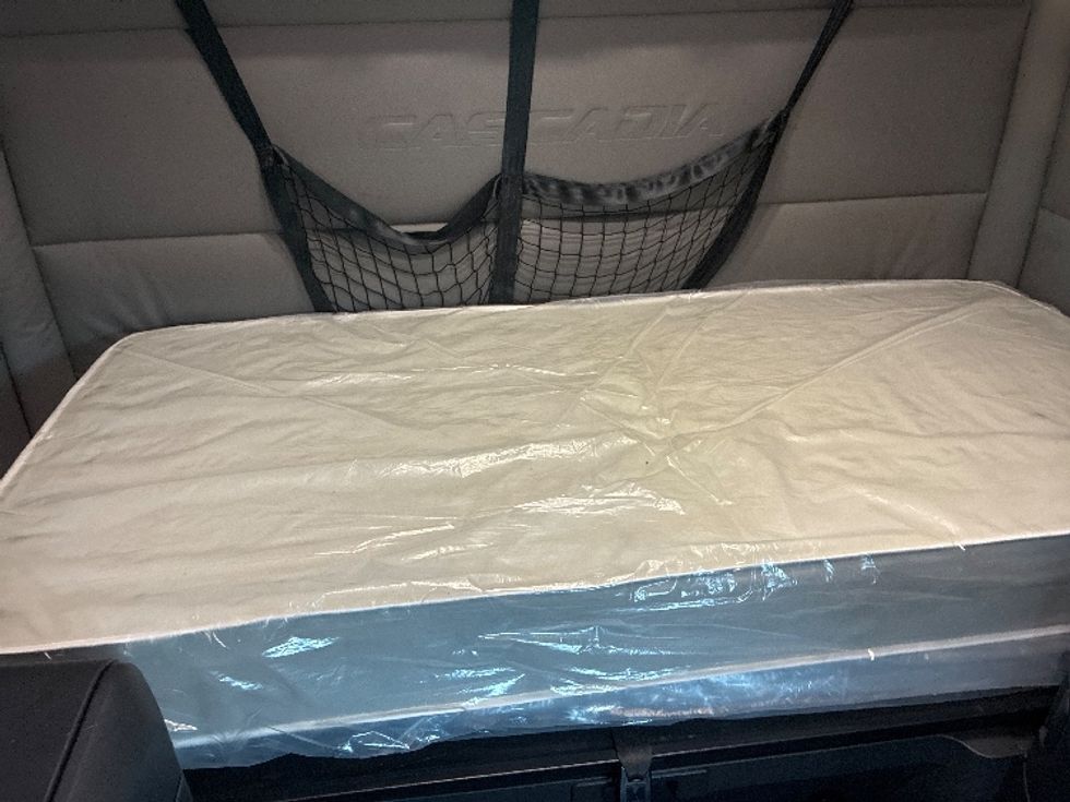 Sleeper Tractor-Heavy Duty Tractors-Freightliner-2021-T12664ST-Greensboro-NC-598,996\n\t\tmiles-$ 56,750 - Image 17