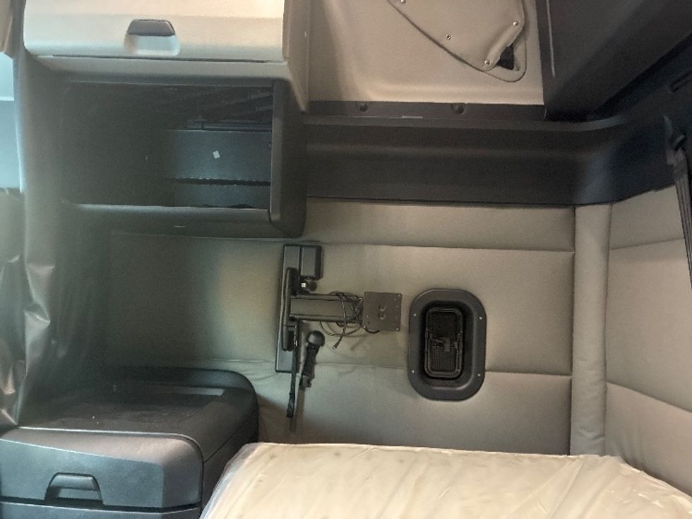 Sleeper Tractor-Heavy Duty Tractors-Freightliner-2021-T12664ST-Greensboro-NC-598,996\n\t\tmiles-$ 56,750 - Image 19