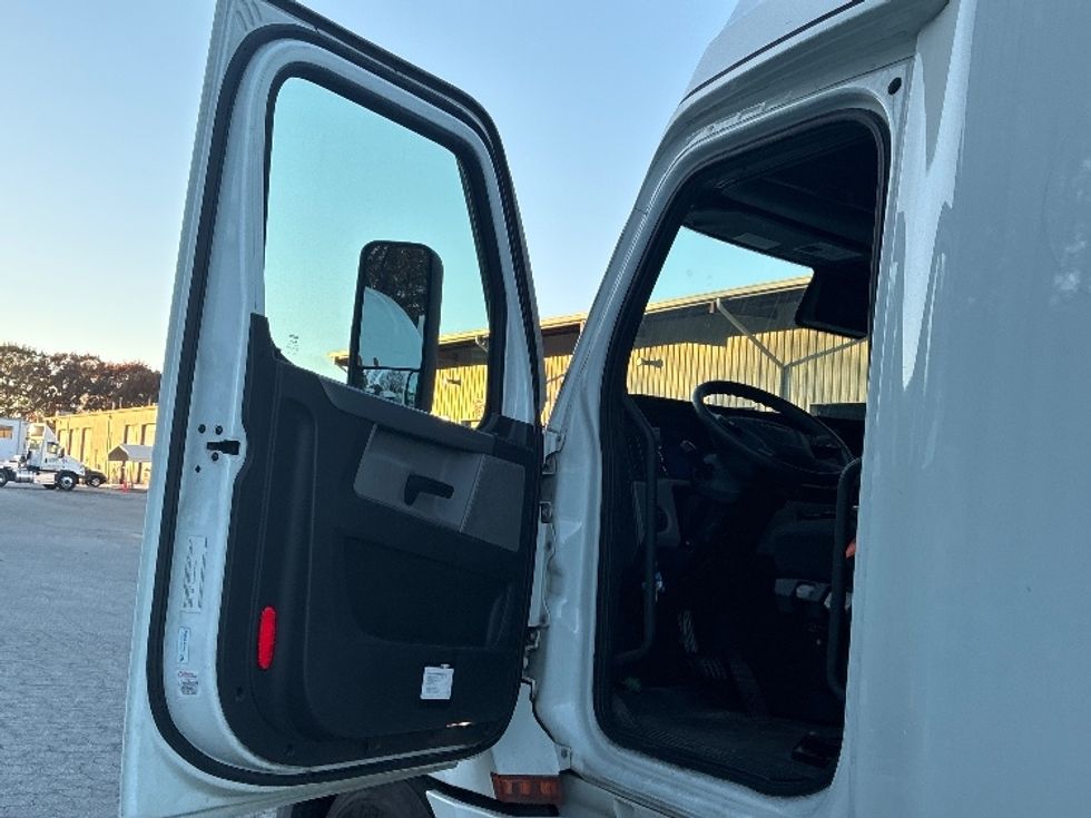 Sleeper Tractor-Heavy Duty Tractors-Freightliner-2021-T12664ST-Greensboro-NC-598,996\n\t\tmiles-$ 56,750 - Image 9
