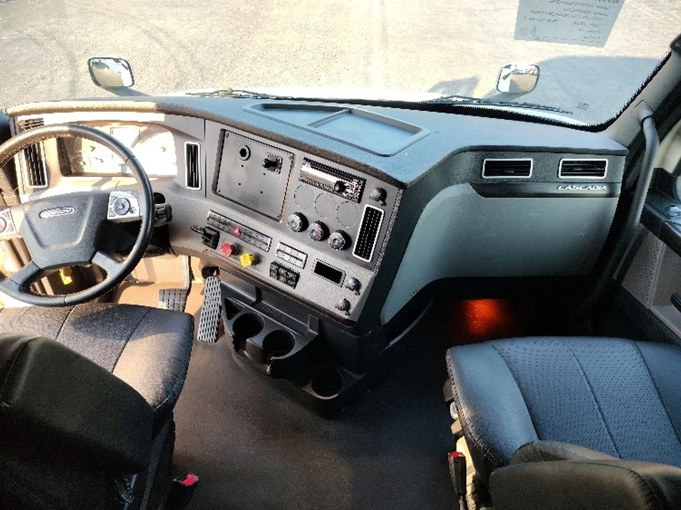 Sleeper Tractor-Heavy Duty Tractors-Freightliner-2021-T12664ST-Greensboro-NC-603,631\n\t\tmiles-$ 63,250 - Image 12