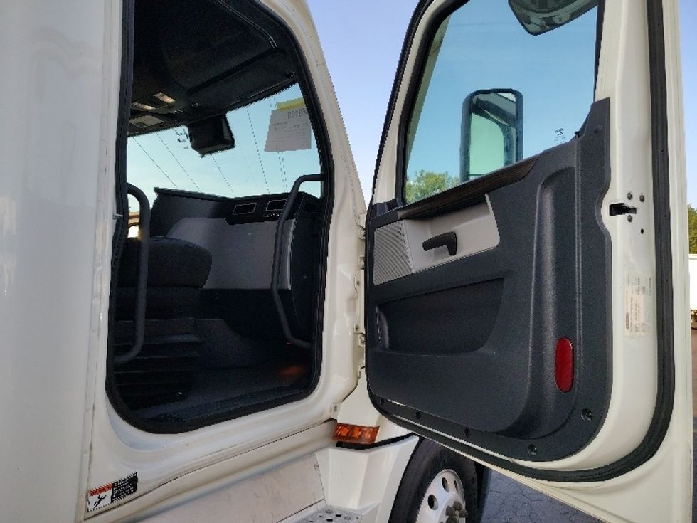 Sleeper Tractor-Heavy Duty Tractors-Freightliner-2021-T12664ST-Greensboro-NC-603,631\n\t\tmiles-$ 63,250 - Image 13