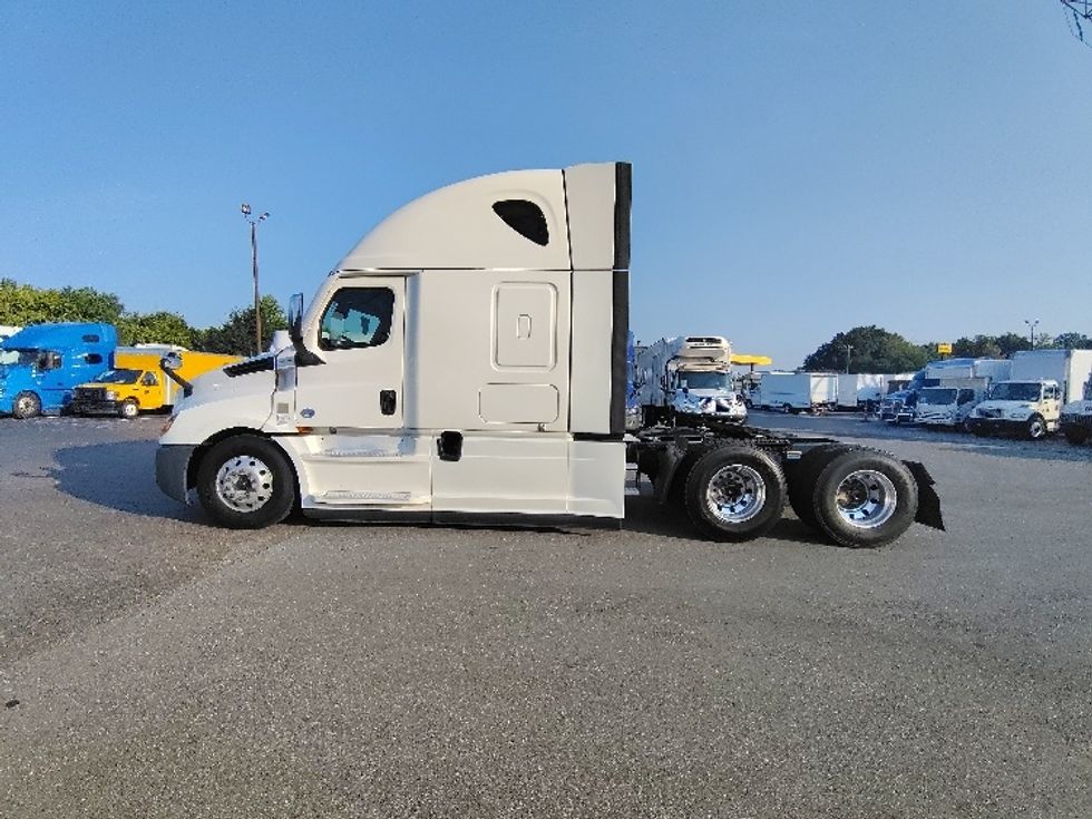 Sleeper Tractor-Heavy Duty Tractors-Freightliner-2021-T12664ST-Greensboro-NC-603,631\n\t\tmiles-$ 63,250 - Image 4