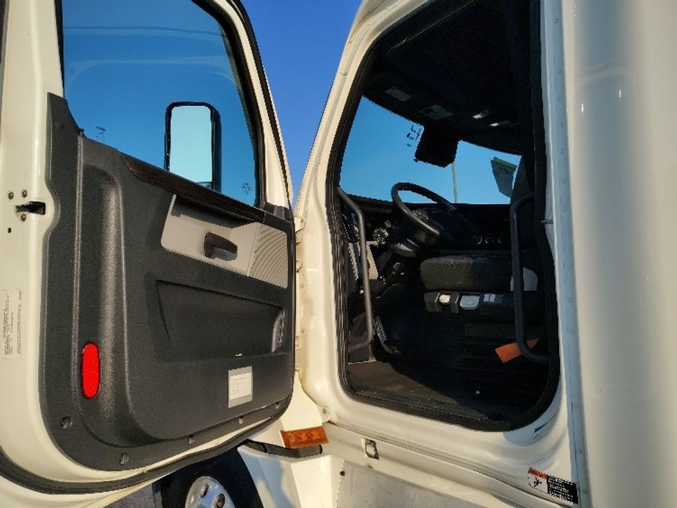 Sleeper Tractor-Heavy Duty Tractors-Freightliner-2021-T12664ST-Greensboro-NC-603,631\n\t\tmiles-$ 63,250 - Image 9