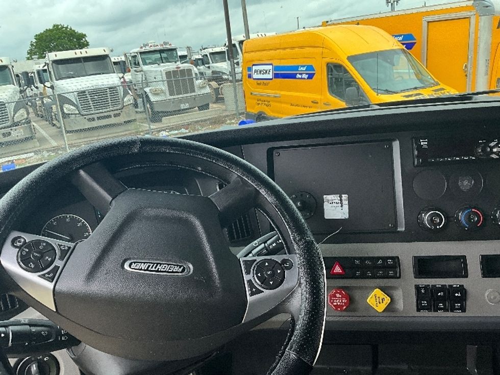 Sleeper Tractor-Heavy Duty Tractors-Freightliner-2021-T12664ST-Greensboro-NC-605,558\n\t\tmiles-$ 52,750 - Image 11