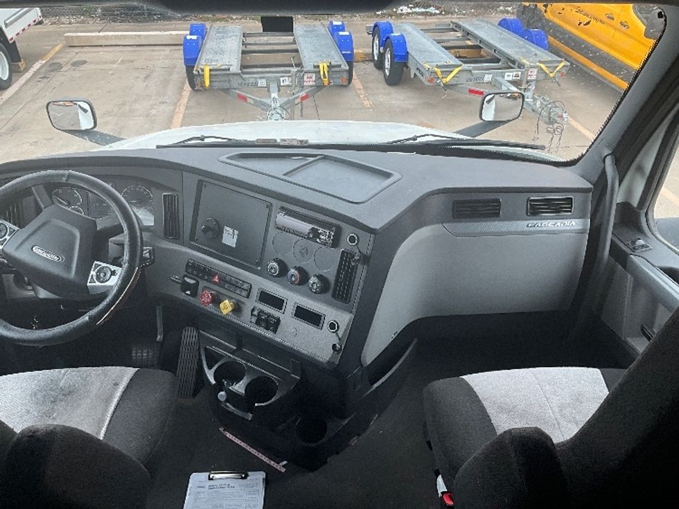 Sleeper Tractor-Heavy Duty Tractors-Freightliner-2021-T12664ST-Greensboro-NC-605,558\n\t\tmiles-$ 52,750 - Image 12