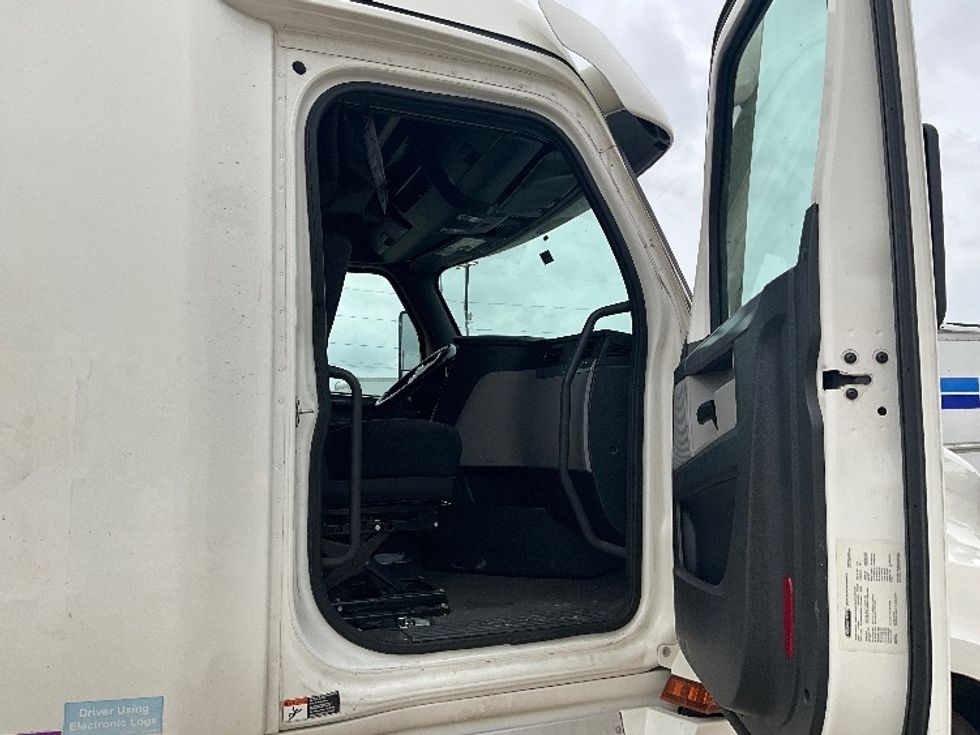 Sleeper Tractor-Heavy Duty Tractors-Freightliner-2021-T12664ST-Greensboro-NC-605,558\n\t\tmiles-$ 52,750 - Image 13