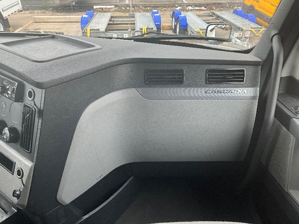 Sleeper Tractor-Heavy Duty Tractors-Freightliner-2021-T12664ST-Greensboro-NC-605,558\n\t\tmiles-$ 52,750 - Image 14