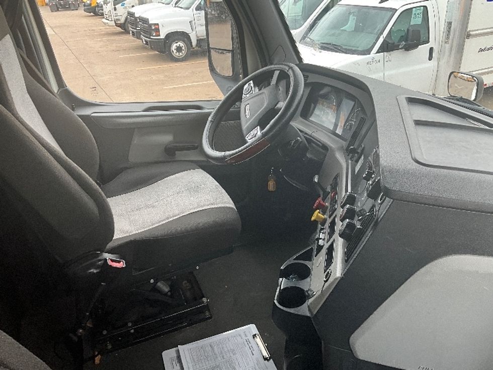 Sleeper Tractor-Heavy Duty Tractors-Freightliner-2021-T12664ST-Greensboro-NC-605,558\n\t\tmiles-$ 52,750 - Image 15