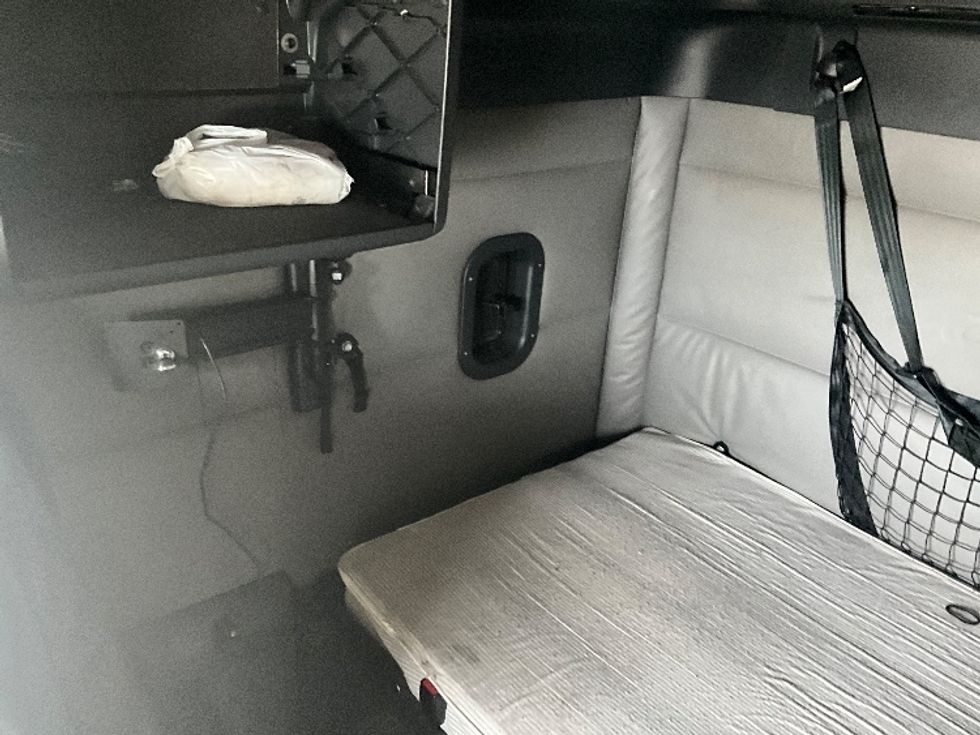 Sleeper Tractor-Heavy Duty Tractors-Freightliner-2021-T12664ST-Greensboro-NC-605,558\n\t\tmiles-$ 52,750 - Image 18