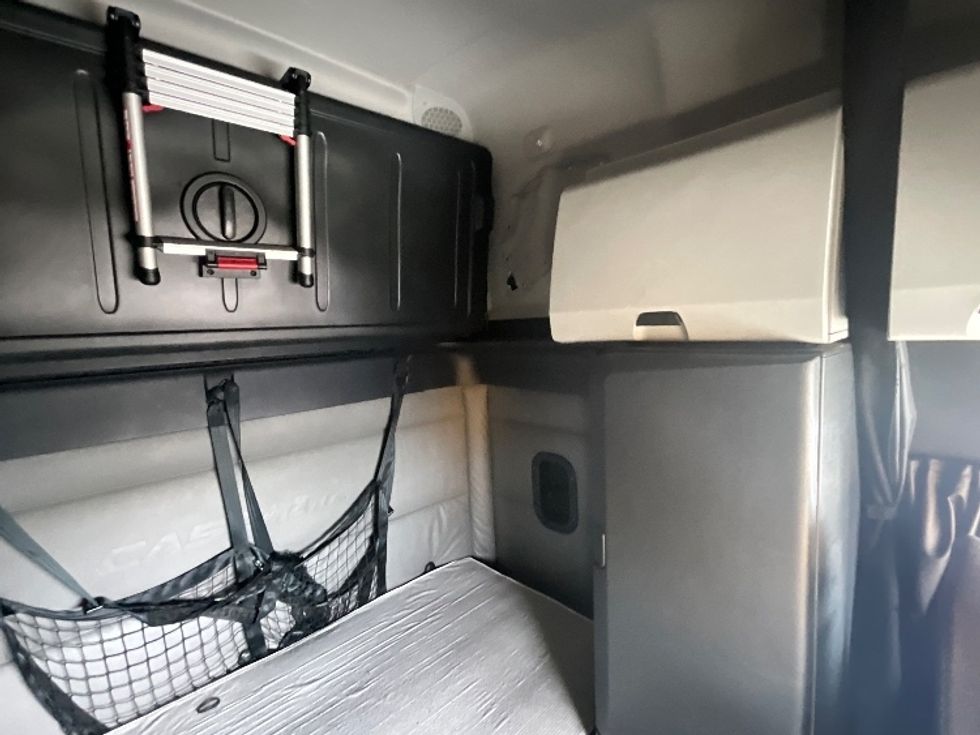 Sleeper Tractor-Heavy Duty Tractors-Freightliner-2021-T12664ST-Greensboro-NC-605,558\n\t\tmiles-$ 52,750 - Image 19