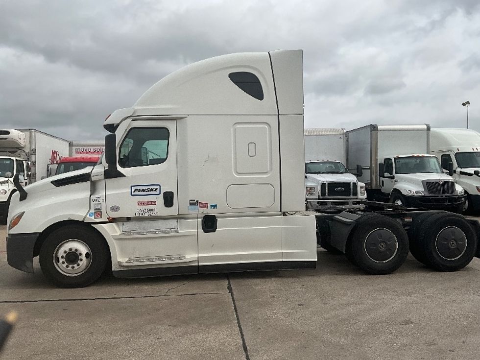 Sleeper Tractor-Heavy Duty Tractors-Freightliner-2021-T12664ST-Greensboro-NC-605,558\n\t\tmiles-$ 52,750 - Image 4