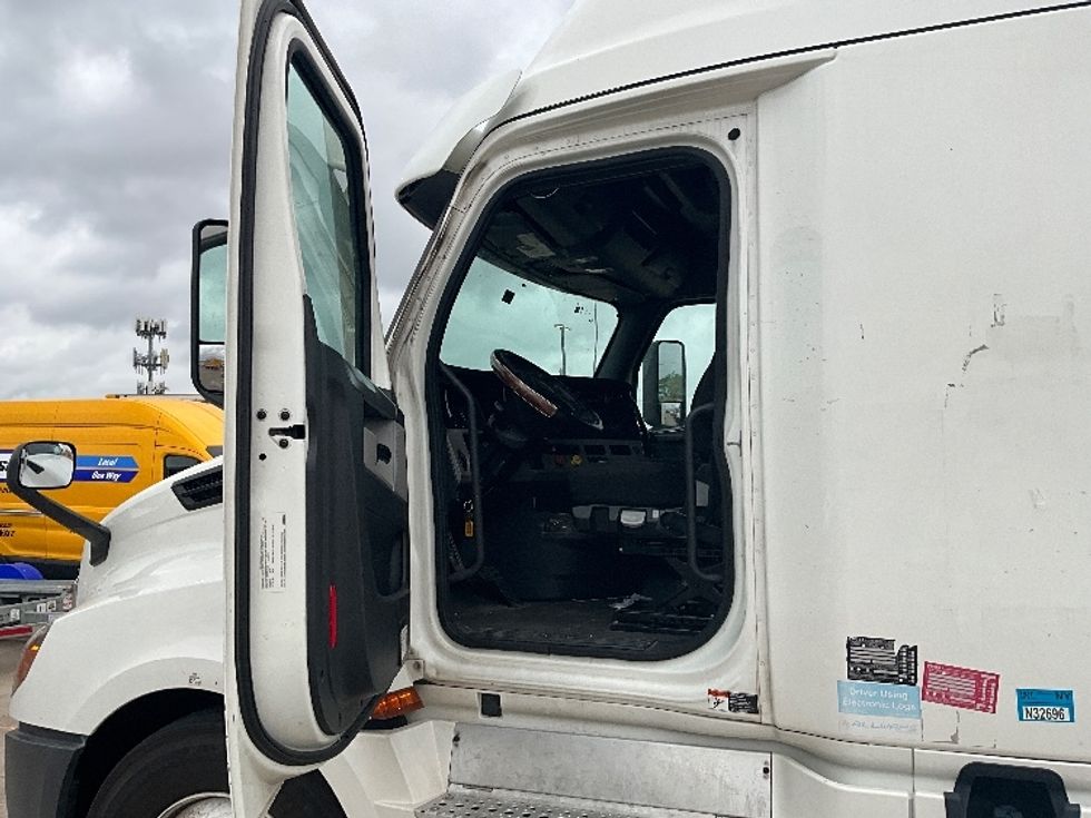 Sleeper Tractor-Heavy Duty Tractors-Freightliner-2021-T12664ST-Greensboro-NC-605,558\n\t\tmiles-$ 52,750 - Image 9