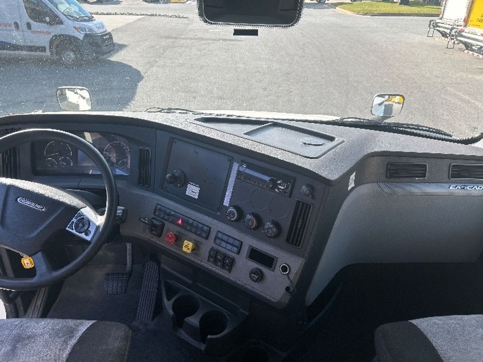 Sleeper Tractor-Heavy Duty Tractors-Freightliner-2021-T12664ST-Greensboro-NC-632,026\n\t\tmiles-$ 52,500 - Image 12