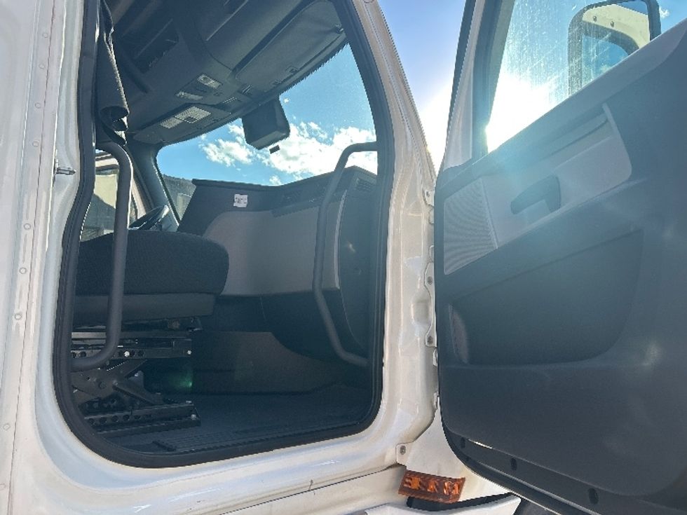 Sleeper Tractor-Heavy Duty Tractors-Freightliner-2021-T12664ST-Greensboro-NC-632,026\n\t\tmiles-$ 52,500 - Image 13