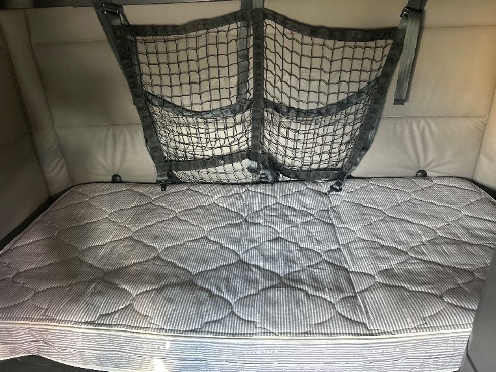 Sleeper Tractor-Heavy Duty Tractors-Freightliner-2021-T12664ST-Greensboro-NC-632,026\n\t\tmiles-$ 52,500 - Image 17