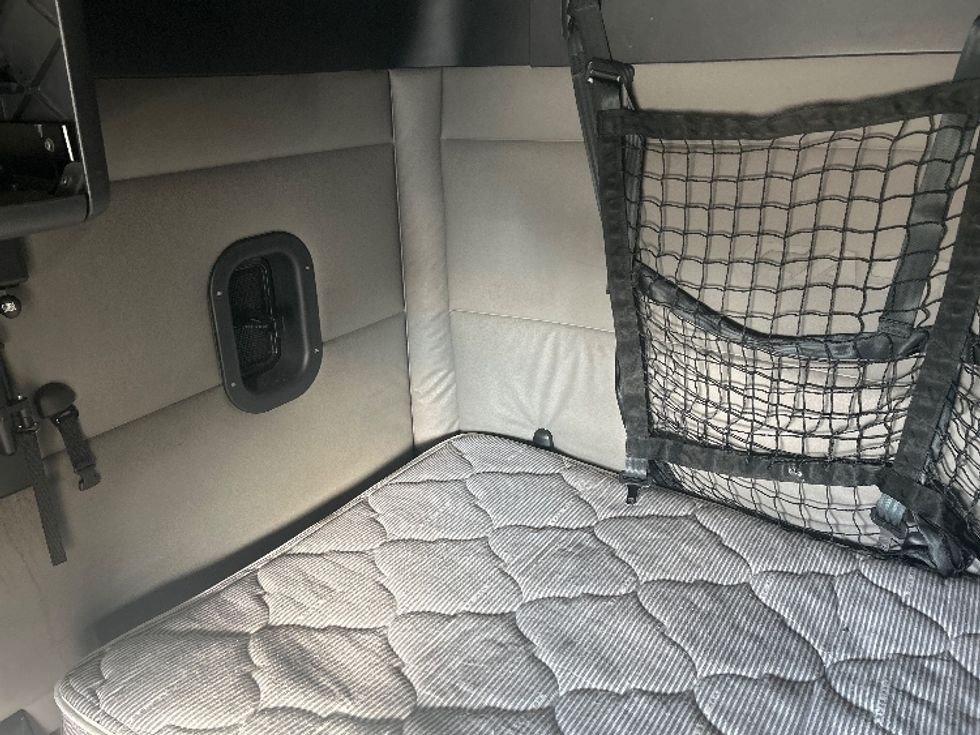 Sleeper Tractor-Heavy Duty Tractors-Freightliner-2021-T12664ST-Greensboro-NC-632,026\n\t\tmiles-$ 52,500 - Image 19