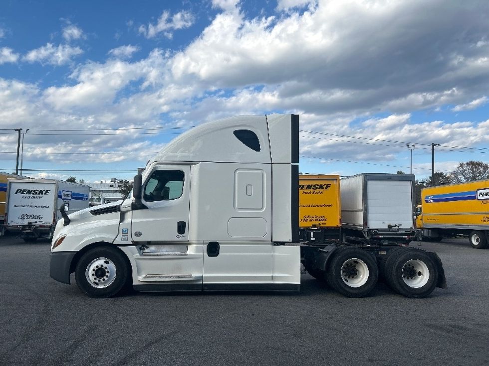 Sleeper Tractor-Heavy Duty Tractors-Freightliner-2021-T12664ST-Greensboro-NC-632,026\n\t\tmiles-$ 52,500 - Image 4