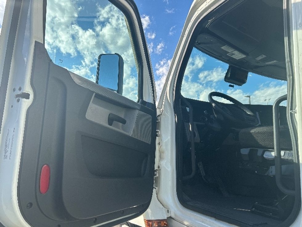 Sleeper Tractor-Heavy Duty Tractors-Freightliner-2021-T12664ST-Greensboro-NC-632,026\n\t\tmiles-$ 52,500 - Image 9