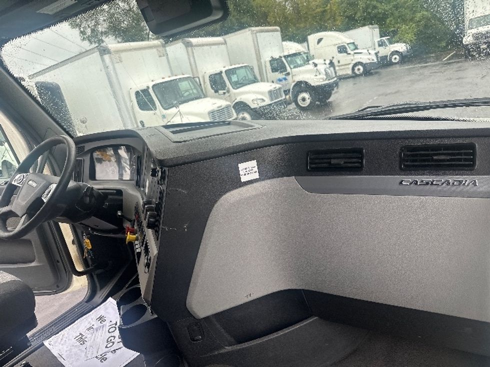 Sleeper Tractor-Heavy Duty Tractors-Freightliner-2021-T12664ST-Greensboro-NC-633,907\n\t\tmiles-$ 56,750 - Image 14