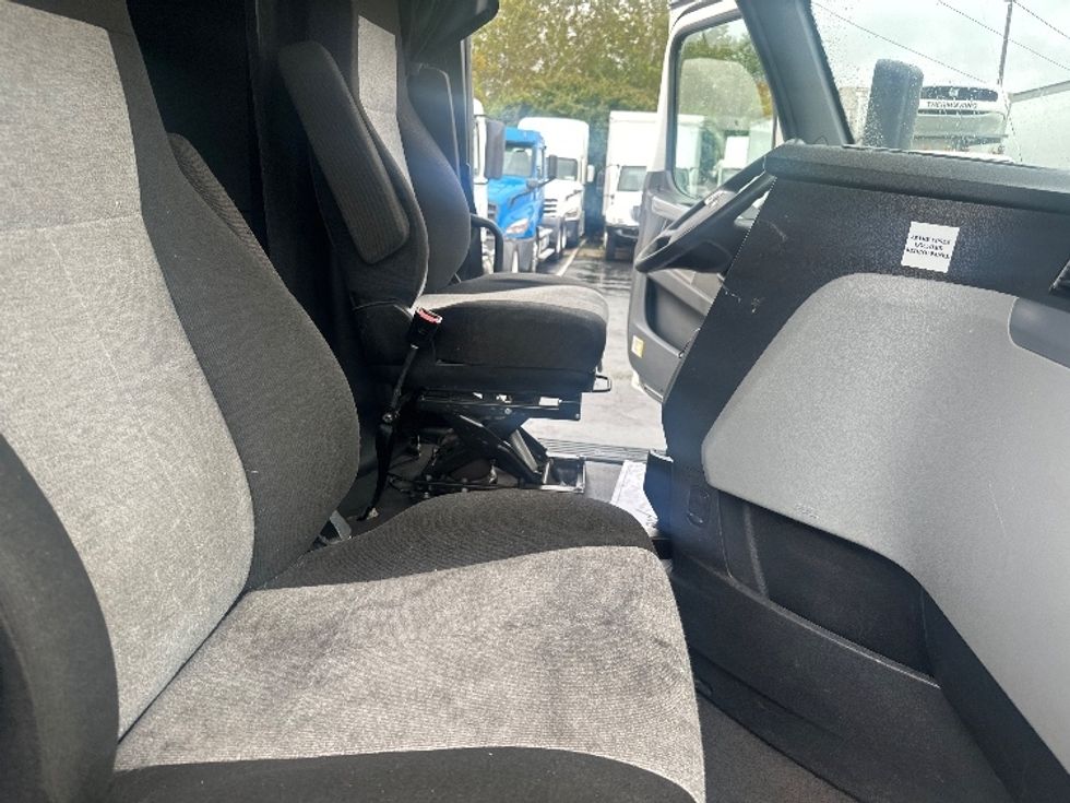 Sleeper Tractor-Heavy Duty Tractors-Freightliner-2021-T12664ST-Greensboro-NC-633,907\n\t\tmiles-$ 56,750 - Image 15