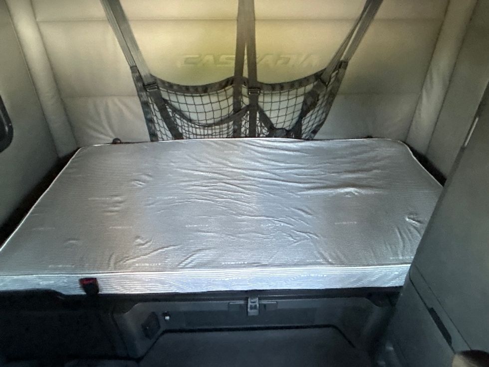 Sleeper Tractor-Heavy Duty Tractors-Freightliner-2021-T12664ST-Greensboro-NC-633,907\n\t\tmiles-$ 56,750 - Image 17