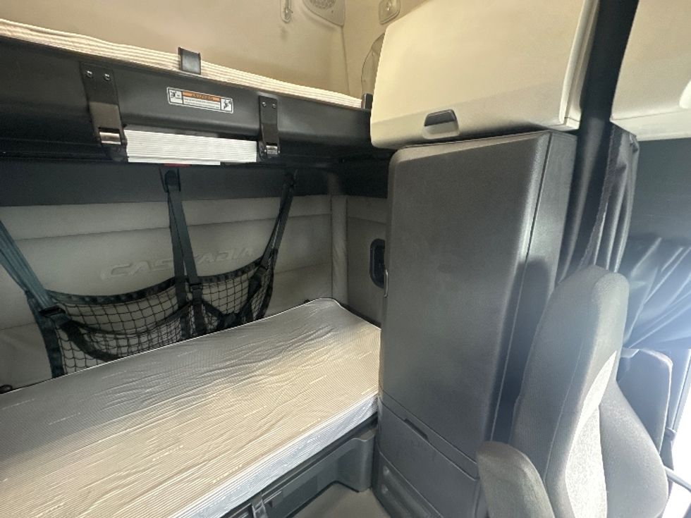 Sleeper Tractor-Heavy Duty Tractors-Freightliner-2021-T12664ST-Greensboro-NC-633,907\n\t\tmiles-$ 56,750 - Image 18