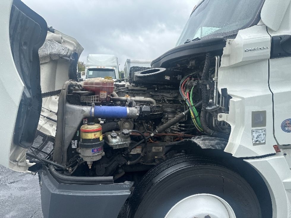 Sleeper Tractor-Heavy Duty Tractors-Freightliner-2021-T12664ST-Greensboro-NC-633,907\n\t\tmiles-$ 56,750 - Image 21