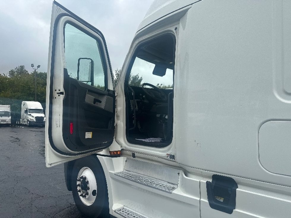 Sleeper Tractor-Heavy Duty Tractors-Freightliner-2021-T12664ST-Greensboro-NC-633,907\n\t\tmiles-$ 56,750 - Image 9