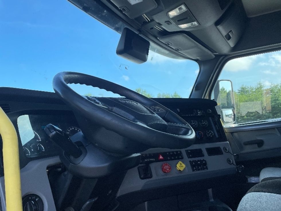 Sleeper Tractor-Heavy Duty Tractors-Freightliner-2021-T12664ST-Greenville-SC-442,903\n\t\tmiles-$ 71,750 - Image 10