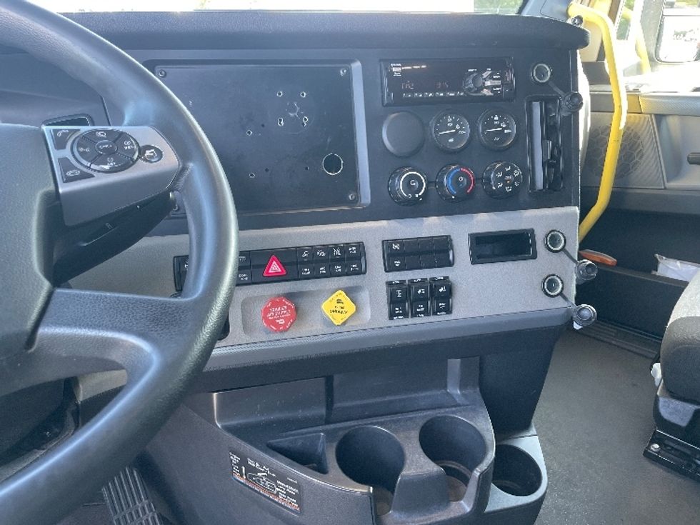 Sleeper Tractor-Heavy Duty Tractors-Freightliner-2021-T12664ST-Greenville-SC-442,903\n\t\tmiles-$ 71,750 - Image 12